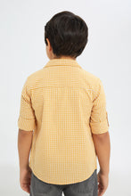 Load image into Gallery viewer, طقم كاجوال كاروهات باللون الأصفر والأبيض للأولاد الصغار(قطعتين)