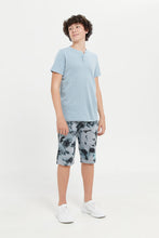 Load image into Gallery viewer, شورت رياضي بطبعة تاي داي باللون الرمادي للأولاد الكبار