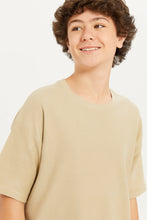 Load image into Gallery viewer, تيشيرت واسع باللون البيج للأولاد الكبار