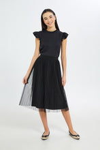 Load image into Gallery viewer, بلوزة بأكمام مكشكشة باللون الأسود للبنات الكبار