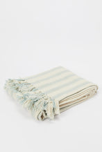 Load image into Gallery viewer, بطانية مخططة بملمس بارز بشراشيب باللون الأزرق الفاتح