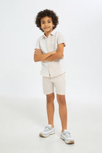 Load image into Gallery viewer, طقم شورت وقميص باللون البيج للأولاد الصغار (قطعيتن)