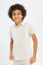 Load image into Gallery viewer, طقم شورت وقميص باللون البيج للأولاد الصغار (قطعيتن)
