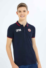 Load image into Gallery viewer, تيشيرت بولو بطبعة كابتن أمريكا باللون الكحلي للأولاد الكبار