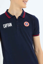 Load image into Gallery viewer, تيشيرت بولو بطبعة كابتن أمريكا باللون الكحلي للأولاد الكبار
