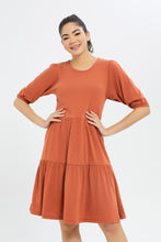 Load image into Gallery viewer, فستان سادة بطبقات باللون البني للنساء