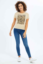 Load image into Gallery viewer, تي شيرت نسائي كريمي قوي بطبعة نسائية