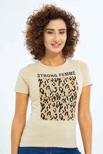 Load image into Gallery viewer, تي شيرت نسائي كريمي قوي بطبعة نسائية