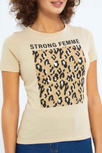 Load image into Gallery viewer, تي شيرت نسائي كريمي قوي بطبعة نسائية