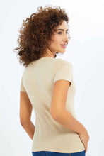 Load image into Gallery viewer, تي شيرت نسائي كريمي قوي بطبعة نسائية