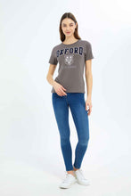 Load image into Gallery viewer, تيشيرت مطبوع باللون الرمادي الداكن للنساء