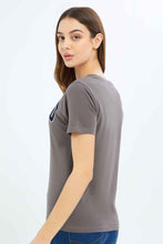 Load image into Gallery viewer, تيشيرت مطبوع باللون الرمادي الداكن للنساء