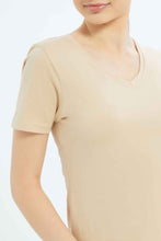 Load image into Gallery viewer, تيشيرت كريمي برقبة V للنساء