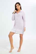 Load image into Gallery viewer, قميص نوم بدانتيل باللون الليلكي للنساء