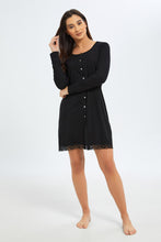 Load image into Gallery viewer, قميص نوم بدانتيل باللون الأسود للنساء