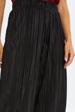 Load image into Gallery viewer, بنطلون واسع بكسرات باللون الأسود للنساء