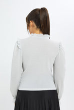 Load image into Gallery viewer, بلوزة برقبة عالية باللون الأبيض للنساء