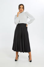 Load image into Gallery viewer, بلوزة برقبة عالية باللون الأبيض للنساء