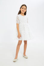 Load image into Gallery viewer, فستان باللون الأبيض مطرز للبنات الصغار