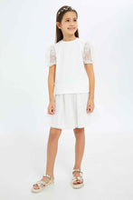 Load image into Gallery viewer, طقم من تنورة وتي شيرت باللون الأبيض للبنات