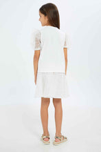 Load image into Gallery viewer, طقم من تنورة وتي شيرت باللون الأبيض للبنات