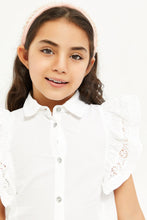 Load image into Gallery viewer, بلوزة بأكمام مكشكشة باللون الأبيض للبنات الصغار