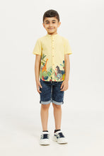 Load image into Gallery viewer, قميص كاجوال مطبوع باللون الأصفر للأولاد الصغار