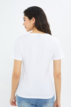 Load image into Gallery viewer, تيشيرت مطبوع باللون الأبيض للنساء