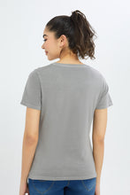 Load image into Gallery viewer, تيشيرت مطبوع باللون الرمادي الداكن للنساء