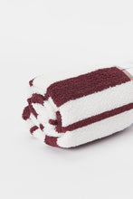 Load image into Gallery viewer, منشفة حمام مخططة باللون البنفسجي والأبيض