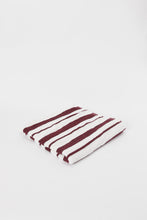 Load image into Gallery viewer, منشفة حمام مخططة باللون البنفسجي والأبيض