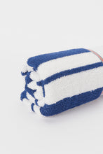 Load image into Gallery viewer, منشفة حمام مخططة باللون الأزرق والأبيض