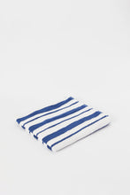 Load image into Gallery viewer, منشفة حمام مخططة باللون الأزرق والأبيض