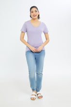 Load image into Gallery viewer, تيشيرت رقبة V باللون الليلك للنساء
