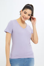 Load image into Gallery viewer, تيشيرت رقبة V باللون الليلك للنساء