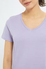 Load image into Gallery viewer, تيشيرت رقبة V باللون الليلك للنساء