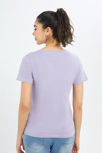 Load image into Gallery viewer, تيشيرت رقبة V باللون الليلك للنساء