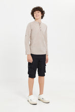 Load image into Gallery viewer, شورت دنيم بجيوب باللون الأسود للأولاد الكبار