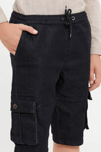 Load image into Gallery viewer, شورت دنيم بجيوب باللون الأسود للأولاد الكبار