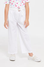 Load image into Gallery viewer, بنطلون أبيض مزين بحزام للبنات الصغار