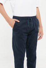 Load image into Gallery viewer, بنطلون رياضي سهل الأرتداء باللون الكحلي للأولاد الكبار