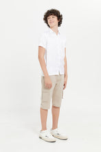 Load image into Gallery viewer, شورت دنيم بجيوب باللون البيج للأولاد الكبار