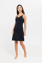 Load image into Gallery viewer, ثوب نوم باللون الأسود مزين بالدانتيل للنساء