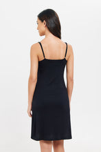 Load image into Gallery viewer, ثوب نوم باللون الأسود مزين بالدانتيل للنساء