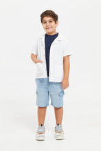 Load image into Gallery viewer, طقم قميص وتيشيرت باللون الكحلي والأبيض للأولاد الصغار (قطعتين)