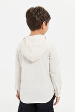 Load image into Gallery viewer, قميص مخطط بقبعة باللون البيج الفاتح للأولاد الصغار