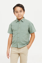 Load image into Gallery viewer, قميص واسع باللون الزيتي للأولاد الصغار