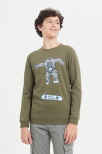 Load image into Gallery viewer, سويتشيرت مطبوع باللون الزيتي للأولاد الكبار