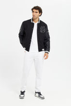 Load image into Gallery viewer, جاكيت بيسبول مطبوع باللون الأسود للرجال