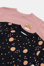 Load image into Gallery viewer, طقم سويت شيرت مطبوع باللونين الأزرق الداكن والوردي للفتيات الصغيرات (عبوة من قطعتين)